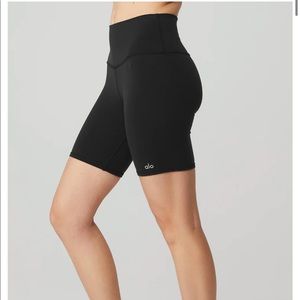 Alo Yoga 7” black biker shorts
